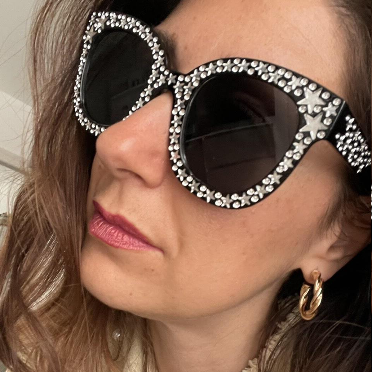 Festival zonnebril - cat eye met strass sterretjes - zwart